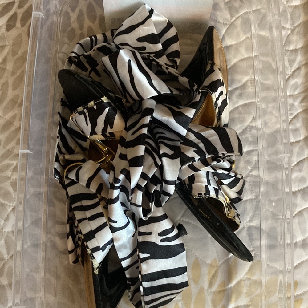Delicious 🤩Zebra print strapped heels w/gold chain. Worn w/TLC. Excellent🔥🔥 - Picture 6 of 7